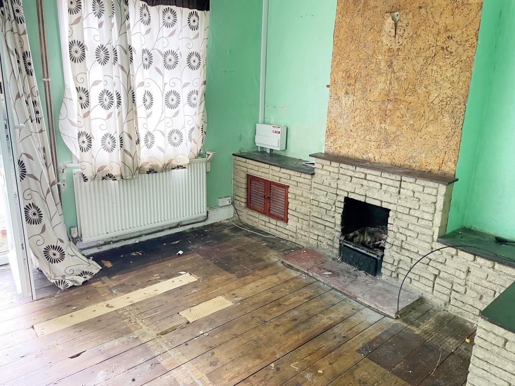 Lot: 146 - THREE-BEDROOM TERRACE HOUSE FOR IMPROVEMENT -